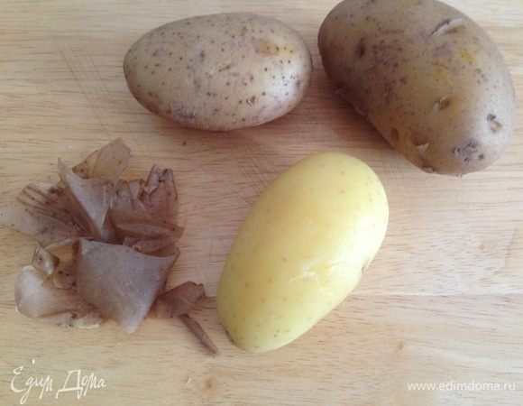 Картофель сварить и очистить. Нарезать мелким кубиком.