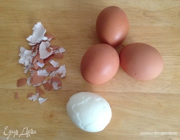 Яйца сварить вкрутую, очистить и мелко порубить.