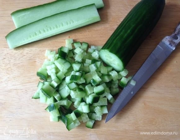 Огурец нарезать мелким кубиком.