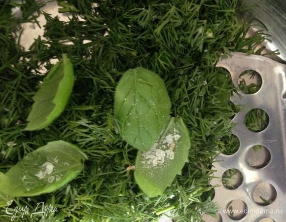Зелень сложить в кастрюлю, посыпать солью и слегка примять толкушкой. Это необходимо для того, чтобы зелень не всплывала на поверхность, а равномерно распределилась по всей окрошке.
