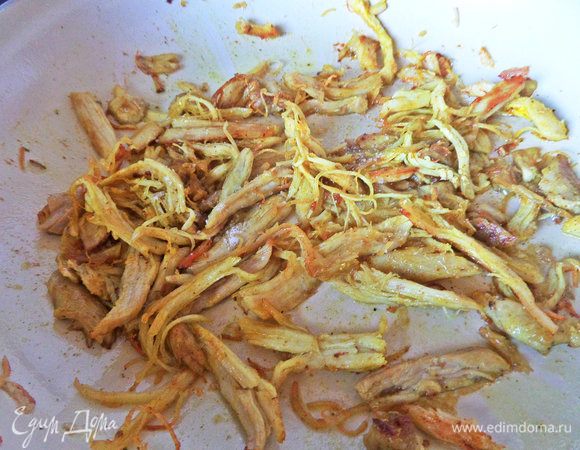 Продолжаем жарить уже с карри.