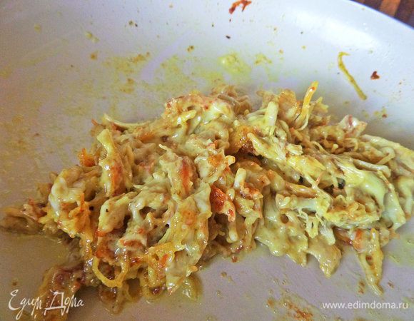 Теперь действуем быстро: перемешиваем на огне лопаткой до расплавления сыра.