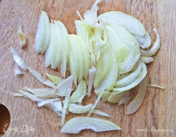 Нарезать половинку луковицы.