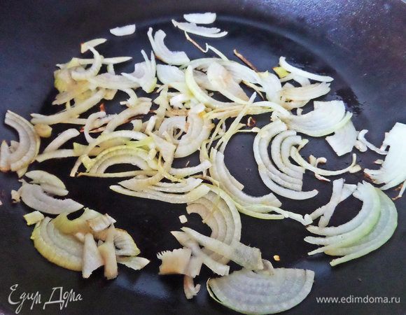 Высыпать на отдельную сковороду.