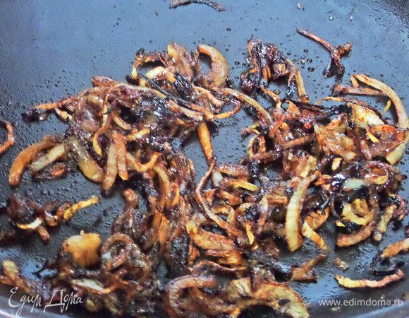 Всыпать сахар, постоянно перемешивая, потом влить соевый соус, продолжать мешать.