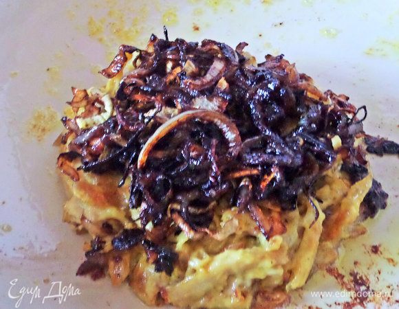 Перенести в горячем виде на соседнюю сковороду с курицей.