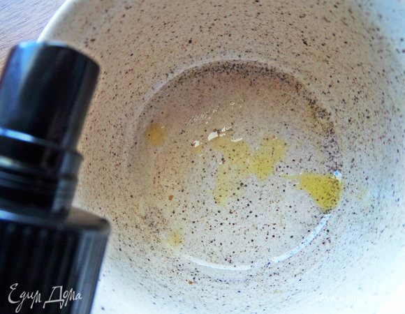 Оформляем гарнир. Небольшую мисочку сбрызнуть растительным маслом.