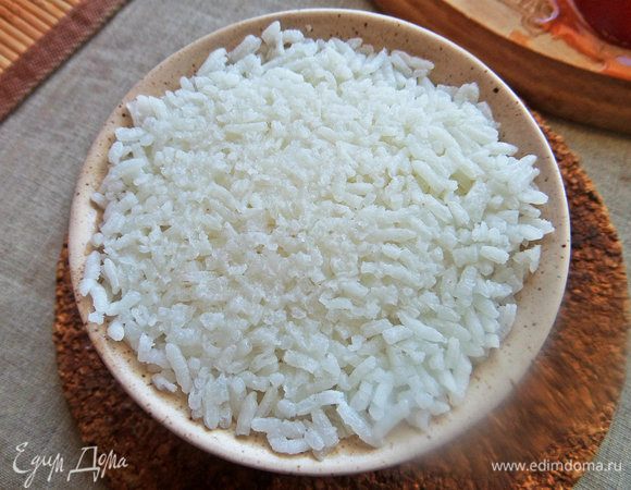 Наполнить сваренным рисом, плотно утрамбовать.