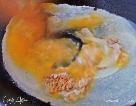 Заключительный шаг: вбить яйцо на горячую сковороду.