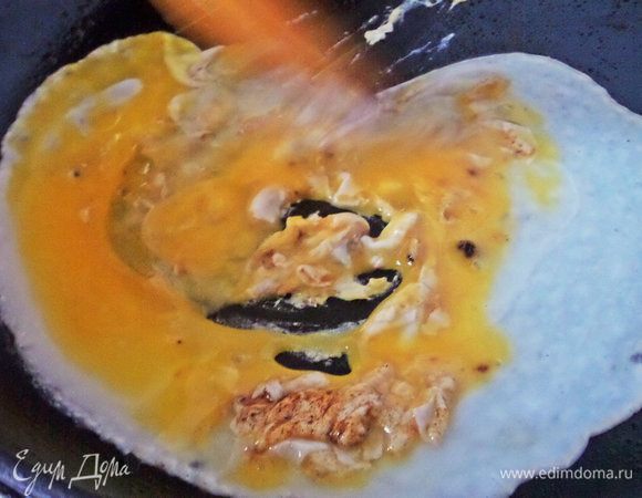 Лопаткой не давать яйцу зажариться, интенсивно мешать-взбивать.