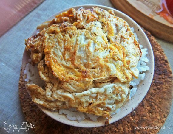 Перенести мятый омлет на рис.