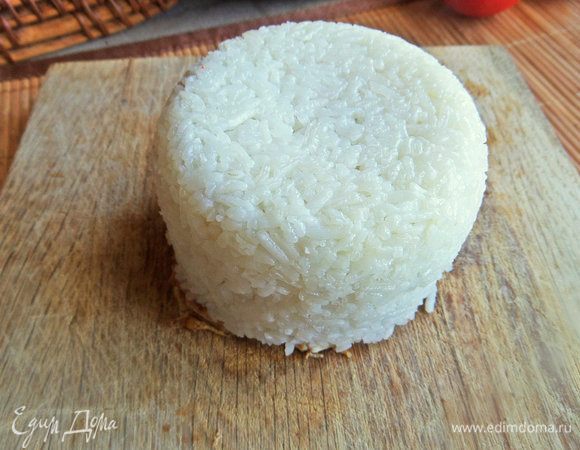 Накрыть дощечкой или плоской тарелкой и резко перевернуть. Провести ножом по краю и снять миску. 