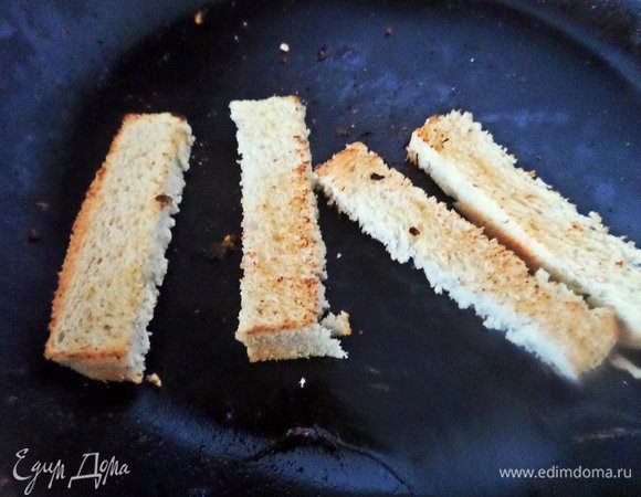 Из тостерного хлеба можно обжарить греночки.