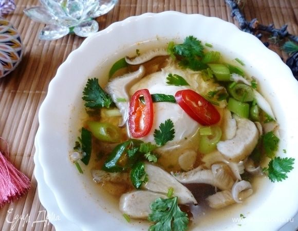 Суп получается очень вкусный и очень восточный! У яйца схватился белок, а желток остался жидким. Зелень, грибной вкус, восточные добавки и куриный бульон так гармонично соединились, что такого супчика хочется еще и еще!