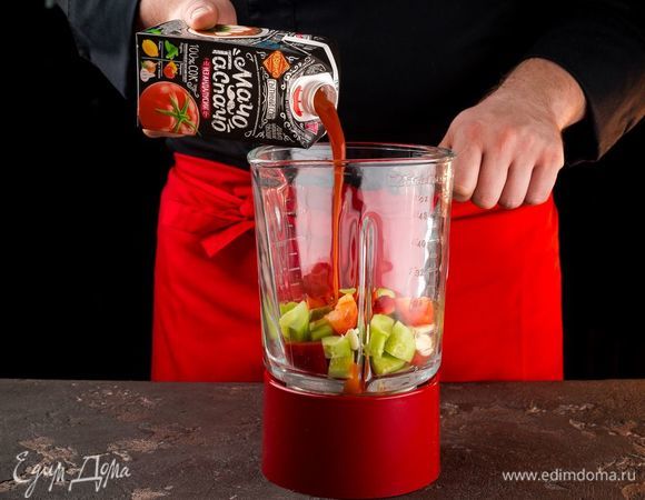 Сложить подготовленные овощи в чашу блендера, добавить часть сока «Мачо Гаспачо из Андалусии» и измельчить все до однородного состояния.