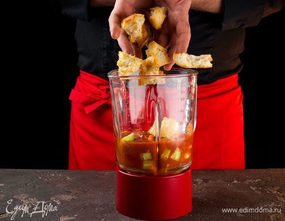 Добавить кусочки хлеба и еще раз все перемешать в блендере.