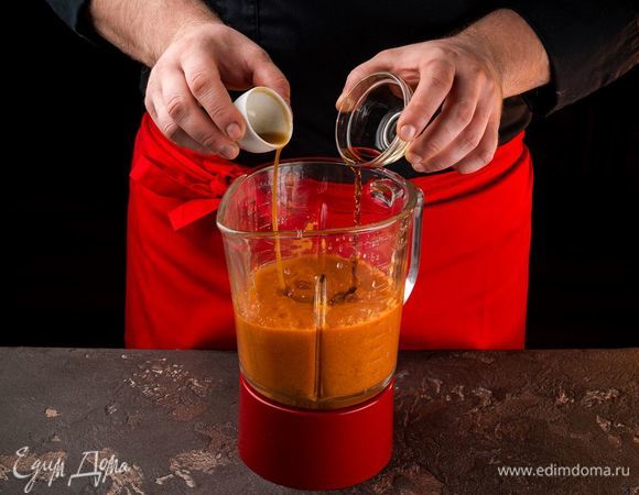 К полученной смеси добавить остальную часть сока «МачоГаспачо из Андалусии», соль и сахар по вкусу, винный уксус, лимонный сок и соус табаско. Все хорошо перемешать, добавить оливковое масло.