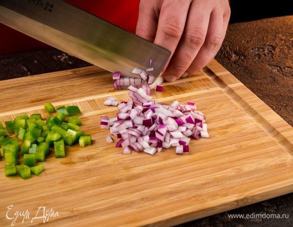 Зеленый болгарский перец и красный лук нарезать кубиками. 