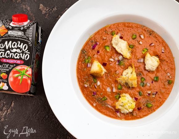 Разлить суп по тарелкам, сверху положить кубики перца и лука, крутоны. Сбрызнуть оливковым маслом. Приятного аппетита!