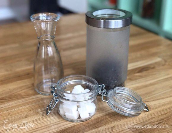 Я взяла зеленый чай, так как мне кажется, что он более ароматный. Завариваем его и добавляем сахар по вкусу.