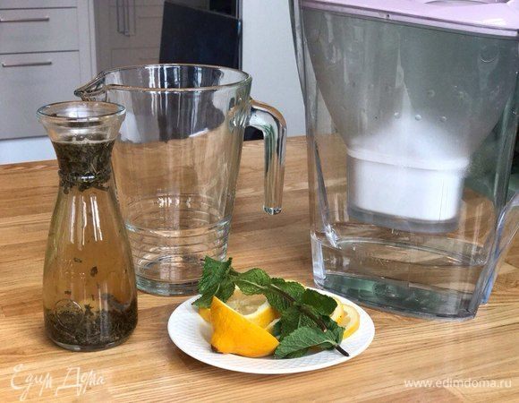 Даем чаю настояться. А пока подготовим кувшин, а также лимон и мяту.