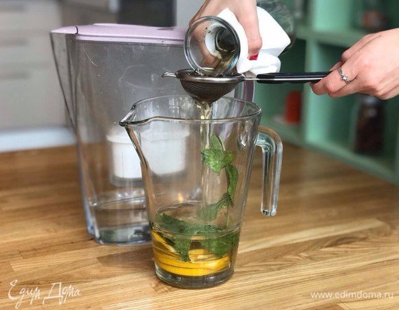 Процеживаем чай через сито.