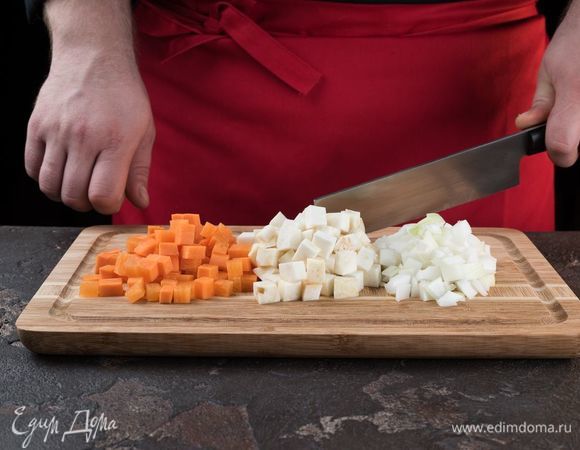 Очистите лук, морковь и сельдерей. Нарежьте кубиками.