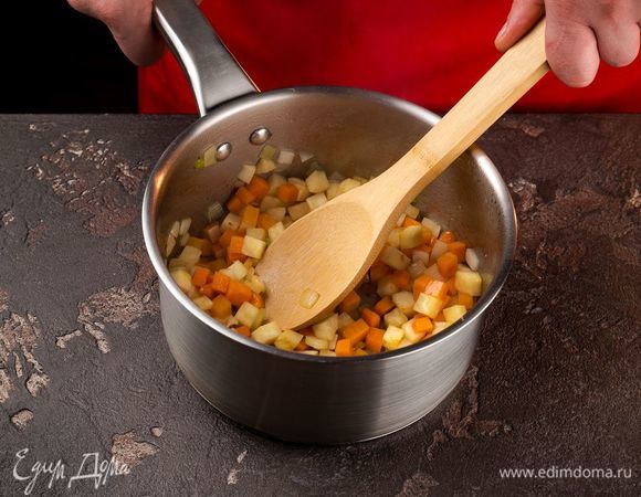 На растительном масле подрумяньте лук, добавьте морковь и сельдерей. Пассеруйте овощи 3 минуты.