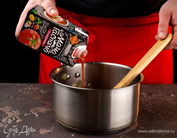 Добавьте сок «МачоГаспачо из Андалусии» и томите овощи под крышкой до мягкости сельдерея 10 минут.