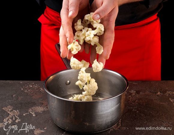 Промойте и разберите на соцветия цветную капусту. Варите в подсоленной воде 5-7 минут.