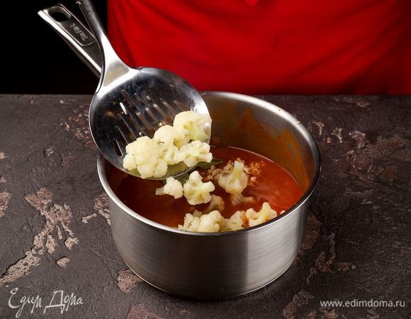 Когда суп закипит, добавьте измельченный чеснок, капусту и специи. 