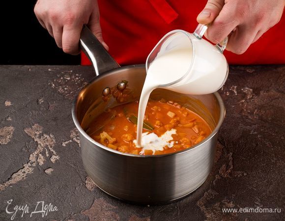 Влейте сливки и прогрейте на плите. Подавайте порционно, украсив по желанию. 