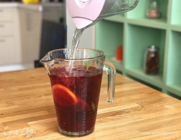 После добавляем фильтрованную воду. Это важно!