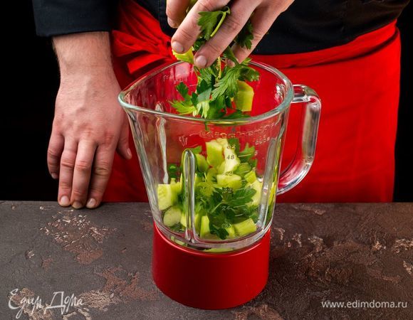 Все ингредиенты поместите в блендер и смешайте до однородной консистенции. Добавьте по вкусу специи. 