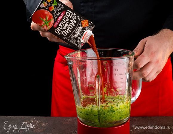 Добавляйте постепенно сок «МачоГаспачо из Андалусии», регулируя густоту смузи.
