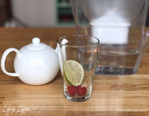 Пока чай настаивается. Берем удобный стакан, кладем кусочек лайма, малину, сахар, а также нектарин по вкусу.