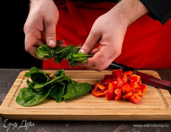 Промойте и очистите болгарский перец, нарежьте кусочками, промойте и обсушите шпинат, отделите листья. 
