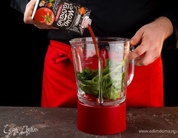 Соедините в блендере сок «МачоГаспачо из Андалусии», болгарский перец, шпинат и щепотку соли. Измельчите все до однородного состояния. 