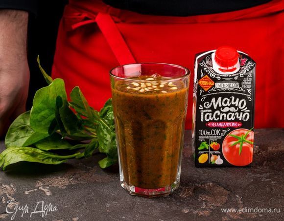 Разлейте смузи в высокие стаканы и подавайте, украсив кедровыми орешками и сбрызнув оливковым маслом.