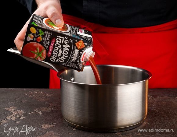 Влейте сок «МачоГаспачо из Андалусии» в кастрюлю с толстым дном и проварите на медленном огне 15 минут.