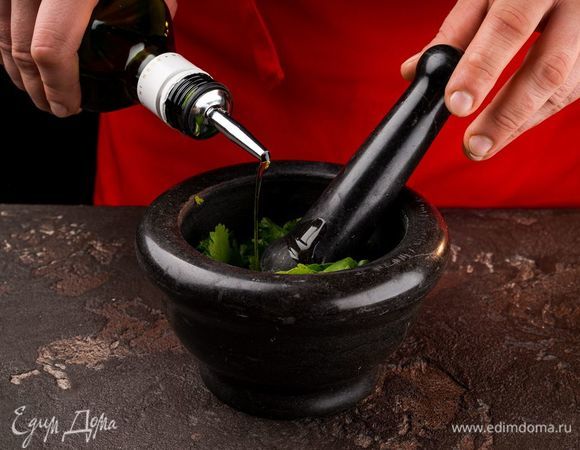 Кинзу, базилик, чеснок, соль, сахар, оливковое масло перетрите в ступке.