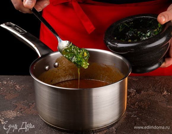 Добавьте в соус массу из ступки. Еще немного проварите и снимите с огня.