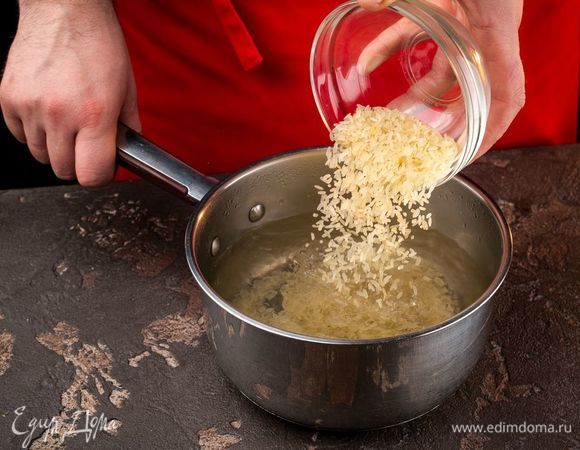 Отварите рис согласно инструкции на упаковке. 