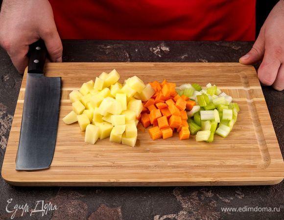 Картофель, морковь и сельдерей нарежьте крупными кусочками. 