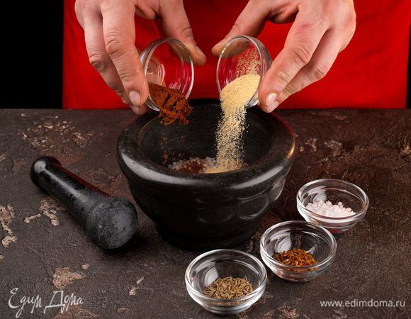 Соедините в ступке ингредиенты и сделайте специи для тако.