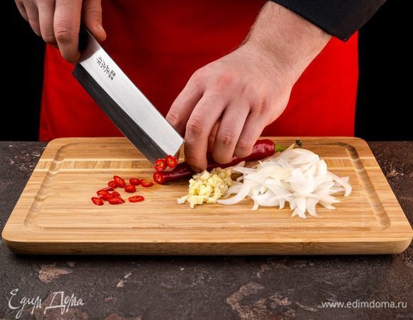 Лук нарежьте крупными перьями, чеснок и перец чили нарежьте мелко.