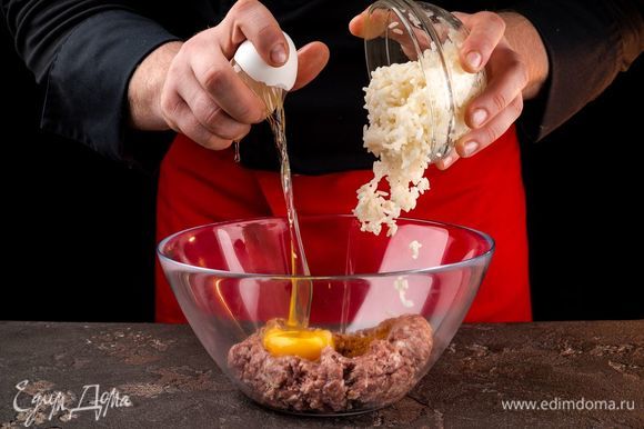 Говяжий фарш смешайте с отварным рисом и яйцом, добавьте по вкусу черный молотый перец и соль. Также добавьте 1 ст. л. приправы для тако. Все хорошо перемешайте.