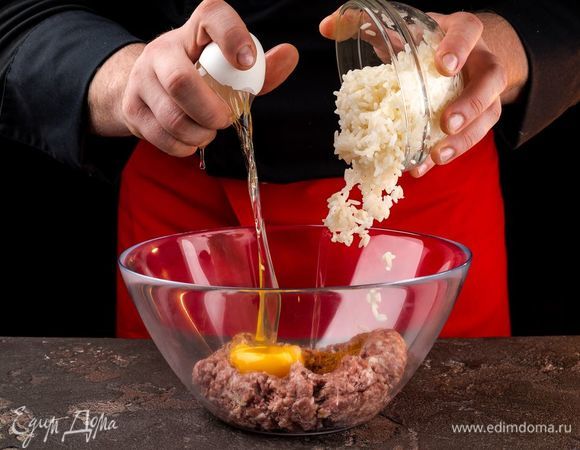 Говяжий фарш смешайте с отварным рисом и яйцом, добавьте по вкусу черный молотый перец и соль. Также добавьте 1 ст. л. приправы для тако. Все хорошо перемешайте.