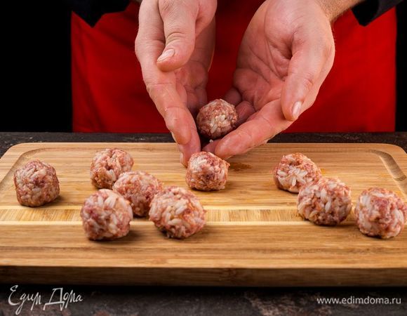 Сформируйте фрикадельки размером с грецкий орех.