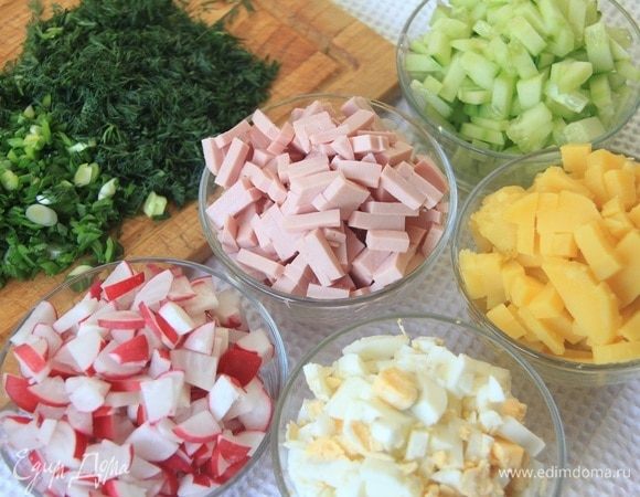 Картофель и яйца отварить до готовности, очистить и нарезать кубиком. Нарезать огурцы, редис и колбасу.